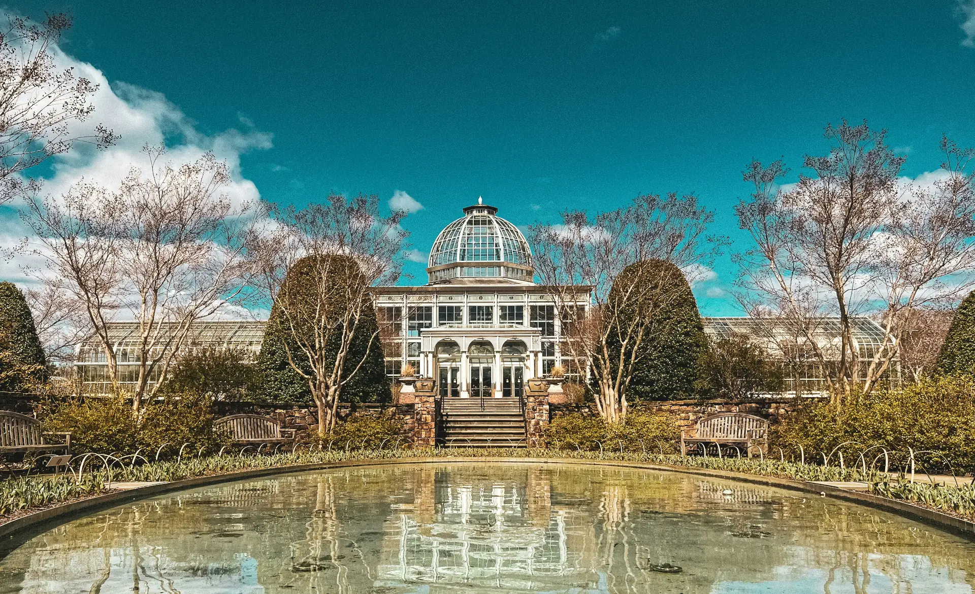 Henrico PM Banner taken from https://unsplash.com/es/fotos/un-estanque-frente-a-un-edificio-rodeado-de-arboles-IAVanVwAJRQ